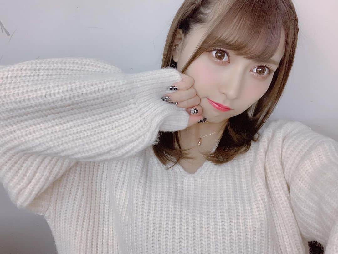 太田里織菜のインスタグラム：「. . 白ニットは可愛いよね〜\( *´•ω•`*)/♡ . 年始にセールで安く買った！ 親友とお揃いで♡ . . #らぶどる」