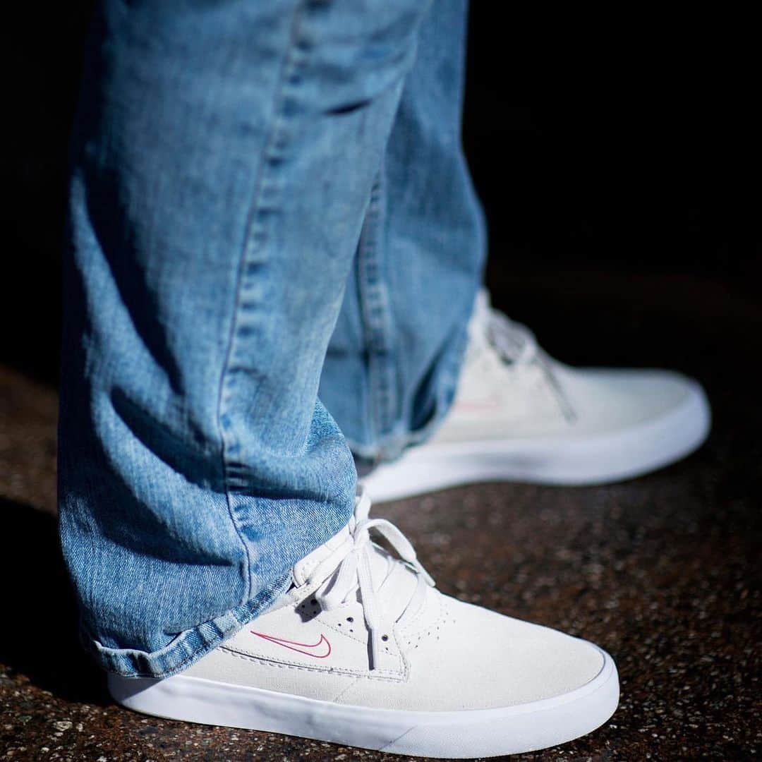 のインスタグラム：「NIKE SB からShane O’neill のファーストシグネチャーシューズが入荷🇦🇺 つま先部分に目立たない通気孔が施され、2パターンのシューレースオプションを備えています。衝撃吸収性が高く足にすぐなじむリマスターソールが使われています❗️ @nikesb #nikesb #skateboard #skateboarding #skater #カリフォルニアストリート #カリスト #スケートボード #スケボー #スケーター #californiastreet #calst」