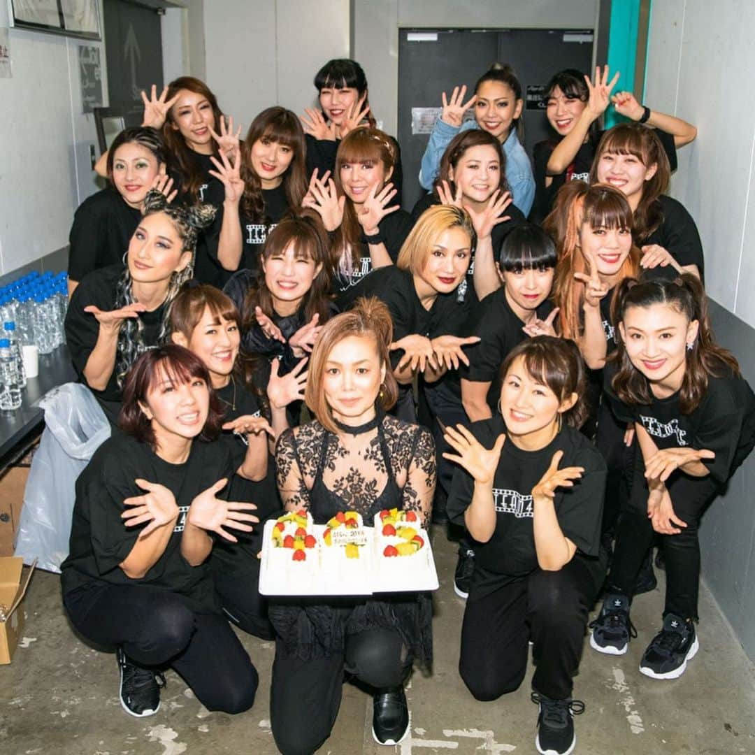 北林明日香のインスタグラム：「YOSHIKO先生ハロプロ振付20周年記念　team445ダミーFes. 〜「黄色いお空でBOOM BOOM BOOM」から20年☆振り付け全494曲からエピソードダイジェスト〜  無事に終了しました！  楽しすぎた！幸せすぎた！  ダミーダンサーという普段は決して表に立つことのない私達があんなに大きいステージであんなにたくさんのお客さんの前で踊れてYOSHIKOさんの20周年を一緒にお祝いできたなんて幸せすぎて今もまだ絶賛余韻に浸ってます  YOSHIKOさんやteam445のみんなはもちろん モーニング娘。'20の皆さん 太陽とシスコムーンの皆様さん HISAMIさん、川口大輔さん、shungo.さんとご一緒できたこともすごく嬉しかったですし、メイクの油屋さん、今野さんをはじめたくさんのスタッフの方々や友人達にご協力頂けたことも本当に感謝の気持ちでいっぱいです  そしてつんく♂さんのサプライズ登場は驚きすぎて嬉しすぎて今でも夢なんじゃないかと思うくらいですがとにかく一生忘れられない瞬間になりました  YOSHIKOさんの振付と人柄が大好きで一緒に踊る仲間達のことが大好きでハロプロが大好きでただそれだけでここまできたのでこれからもその大好きな気持ちと感謝の気持ちを忘れずに頑張っていきたいと思います。  team445は今後もイベントや違った形で活動していきたいと思っていますので現在行っていますクラウドファンディングにもご支援頂ければ嬉しいです  ではしばらくは余韻と思い出postが続きます  댄스 공연 마무리 끝났습니다 즐겁고 행복하고 더 행복한 시간이었습니다  같이 공연한 선생님들 친구들 게스트로 출연한 가수님들 그리고 공연장에 와주신 많은 분들에게 진심으로 감사드립니다.앞으로도 초심을 잊지않고 더 노력하고 좋은 모습을 보여드리겠습니다  다시 한번 힘 되어주신 모든 분들에게 진심으로 감사드립니다  #YOSHIKO先生 #team445 #ダミーFes #ハロプロ #クラウドファンディング #댄스 #하로프로 #공연」