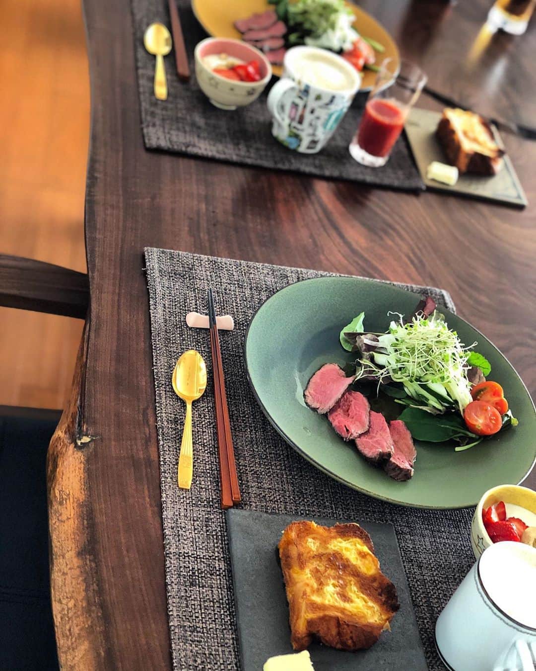 月央和沙さんのインスタグラム写真 - (月央和沙Instagram)「とっても素敵なお皿に 頂き物のローストビーフを載せる 幸せなひととき👆🏻✨ . #うちの朝昼兼用ごはん #休日 #ryotaaoki」2月23日 14時57分 - kazusa_tsukio