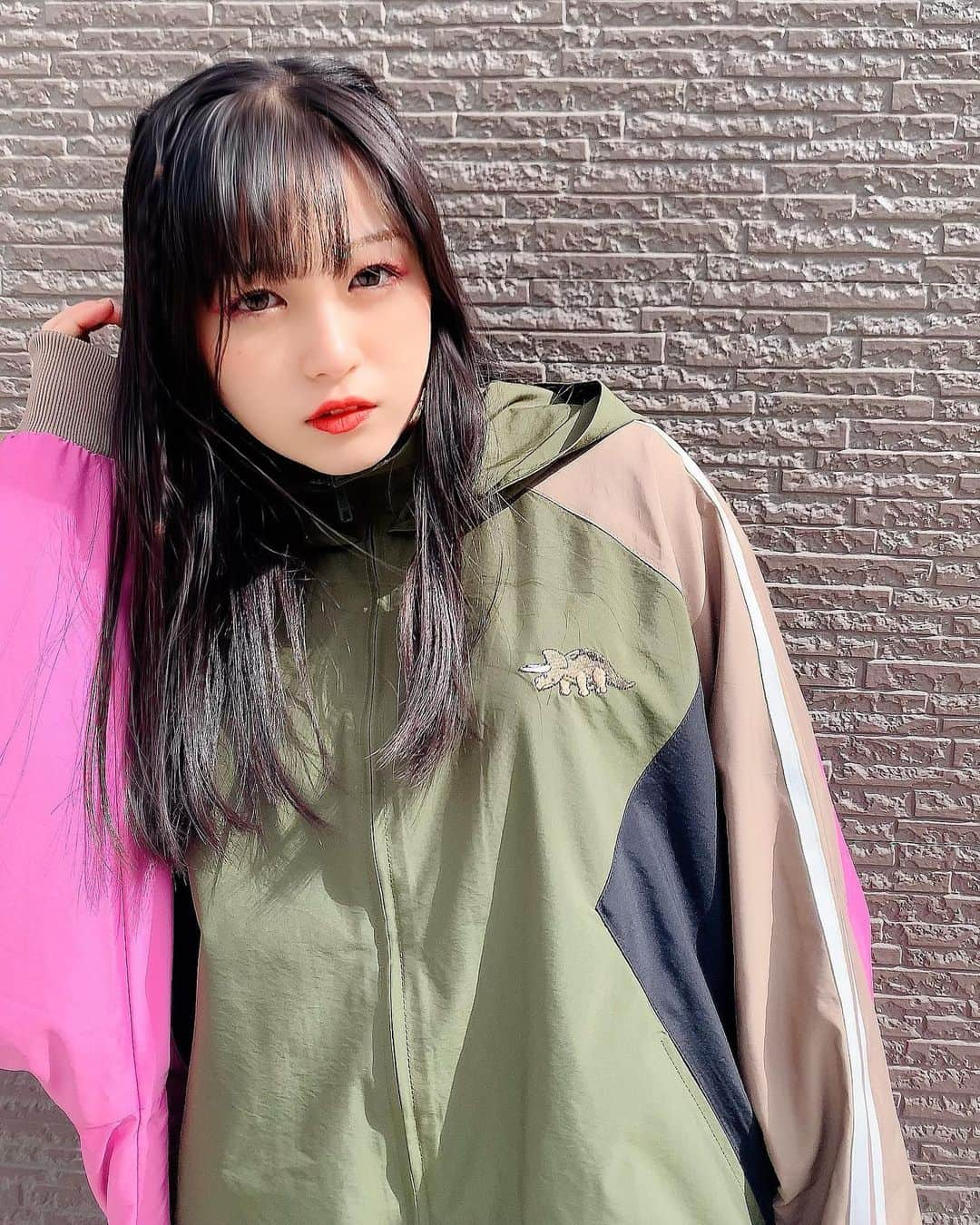 ミユフィーヌ（REVERBEE）のインスタグラム：「カワイイDINOSAUR🦖💖🤎 @candystripper_official  #candystripper #キャンディーストリッパー #DINOSAUR #bravedinosaurblouson #三つ編み #ピンクメイク #pink #春メイク」