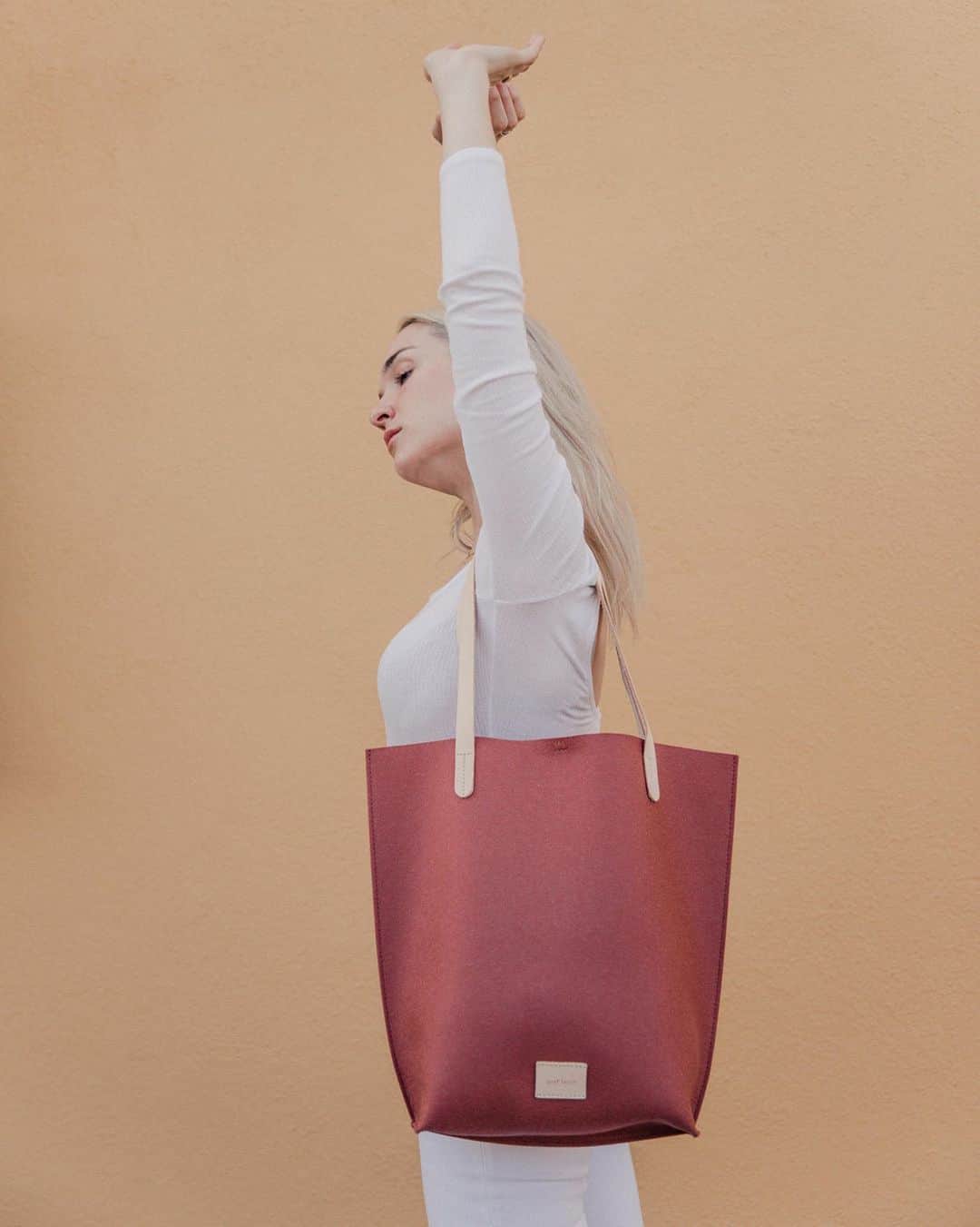 グラフ&ランツのインスタグラム：「The pop of color you need in your (bag) life.」