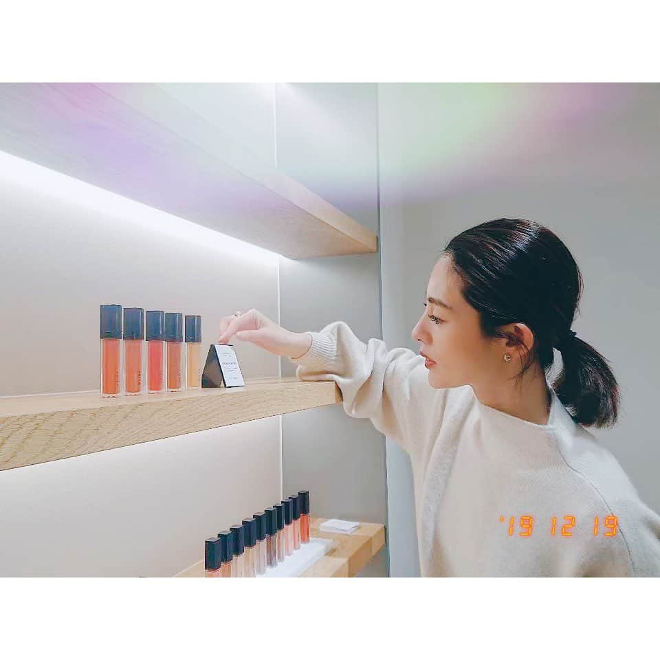 のインスタグラム：「昨日アップした写真のメイクお問い合わせ沢山頂いたので、 3月5日に発売するオススメリキッドアイシャドウをご紹介✨👁 SHIROの発表でリキッドメイクアップを色々物色してきたよ🤔✨ チークもアイシャドウも大人っぽく使いやすくて可愛い⤴︎ . 5枚目昨日のメイク写真にタグ付けしてあります！ 昨日してたアイシャドウやアイテムは6枚目✨  SHIROのリキッドアイシャドウはダスクオレンジ🍊 合わせでCHICCAのパウダーシャドウ、シュガークッキー使ってます🖌 . リップは、LUNASOLのエアリーグロウリップス、ビターリップ💄🍫 . あと、お気に入りの下地ハイライトMIMCのミネラルイレイザーバーム . FEMMUEのクッションファンデーション . お肌にも環境にも優しいコスメが好き🌎💙💚💛❤💜 .  #makeup #mystyle #organiccosmetics  #cosmekitchen  #makeupcollection #shiro #femmue  #コスメマニア #美容部」