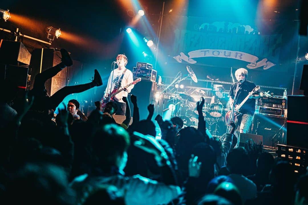 チフネシンゴのインスタグラム：「. HEY-SMITH presents. "HAZIKETEMAZARE TOUR 2020" 大阪編 . . . チームヘイスミ、ハジマザ、あの時間に集まってhappyを勝ち取ったみんな、スーパーラブ❤️ . 三ヶ所とも実に刺激的でマジ楽しかったな〜!!! 感謝☆ . . #ヘイスミス #ハジマザツアー #ホスコ #hotsquall . photo by ゆうと。」