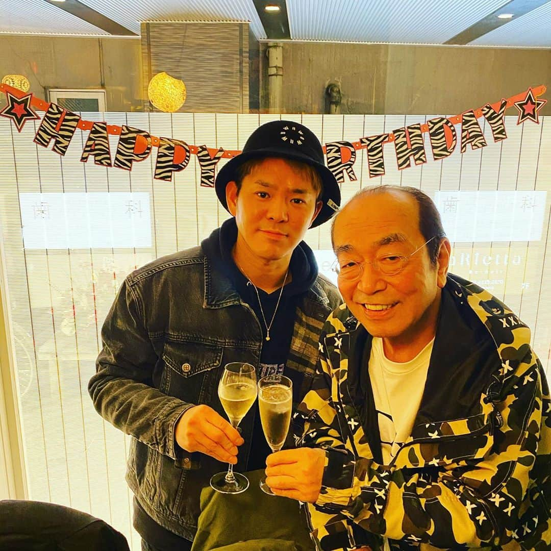 YUICHIROさんのインスタグラム写真 - (YUICHIROInstagram)「. 先日師匠の70歳のお誕生日をお祝いする事ができました㊗️ . これからもお元気で素敵な師匠でいて下さい✨ . お誕生日おめでとうございます😌 . #志村けん　さん #師匠 #happybirthday  #誕生日 #バカ殿 #70thanniversary  #birthday #legend」2月23日 15時06分 - deep_yuichiro_official