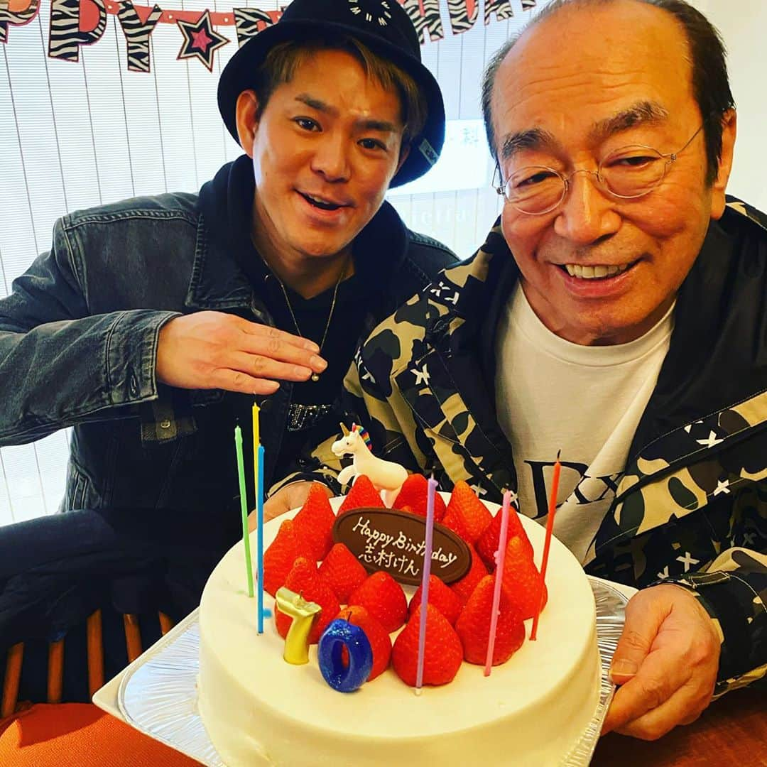 YUICHIROさんのインスタグラム写真 - (YUICHIROInstagram)「. 先日師匠の70歳のお誕生日をお祝いする事ができました㊗️ . これからもお元気で素敵な師匠でいて下さい✨ . お誕生日おめでとうございます😌 . #志村けん　さん #師匠 #happybirthday  #誕生日 #バカ殿 #70thanniversary  #birthday #legend」2月23日 15時06分 - deep_yuichiro_official