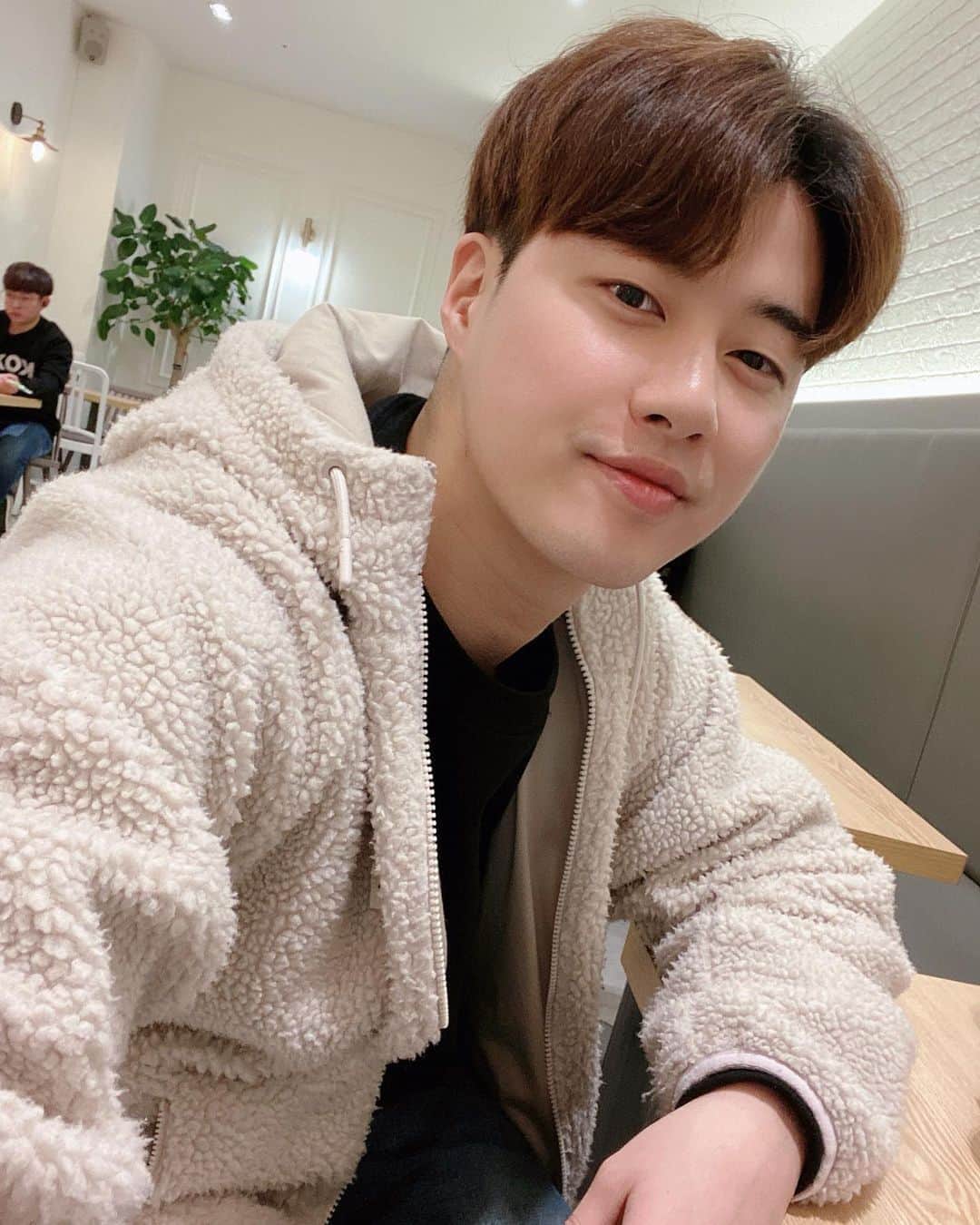 のインスタグラム：「髪を短く切ったんだけど、もっとやった事ない髪型にしてみようかなー？🤔 지금까지 안해본 파격적인 머리를 해볼까..고민고민✂︎ . . . #JG #joonho #韓国」