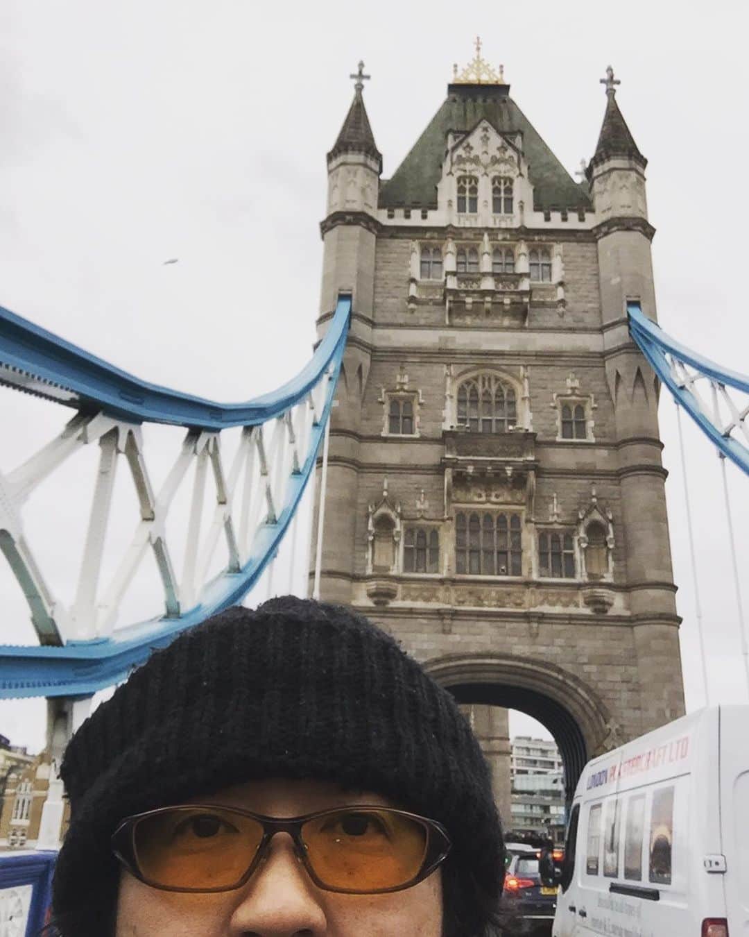 人間椅子さんのインスタグラム写真 - (人間椅子Instagram)「ツアー終わりの休日🇬🇧 #Selfie #londonbridge  #ipadで自撮り #ningenisu #人間椅子  #ロンドンブリッジ #ナカジマノブ  #イギリス🇬🇧街歩き」2月23日 15時14分 - ningen_isu