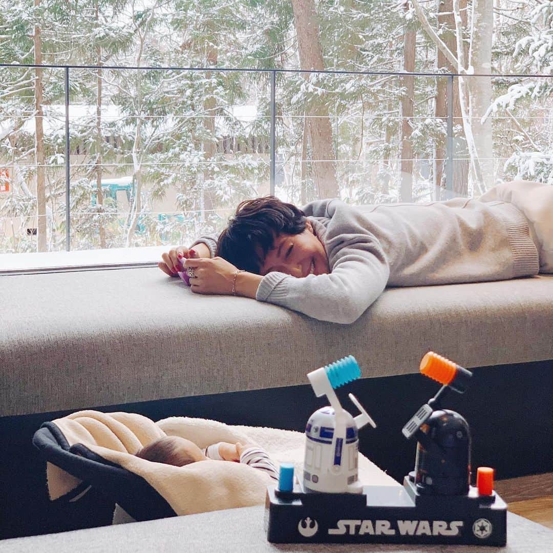 亀恭子のインスタグラム：「今年のスキーは… 父と子供たちは雪山へ、 母たちは暖かいお宿でのんびり。 . . . @tamarumaki ちゃん ふとお外に作りにいった雪だるまが なんとも可愛い❤︎ . . 穏やかな日曜日の風景。 . . #weekend #ski #family #relax #winter #february」