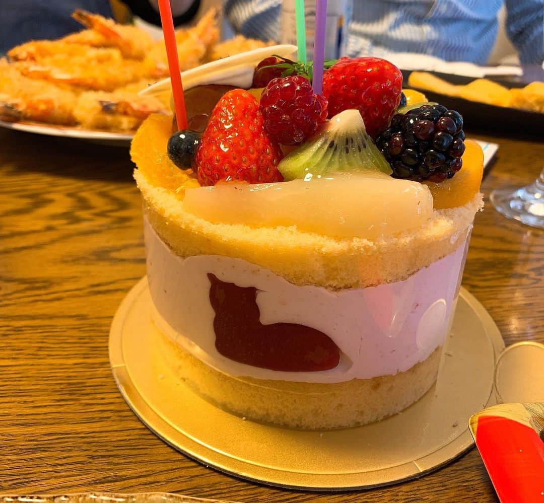 関根理紗さんのインスタグラム写真 - (関根理紗Instagram)「大天使メルちゃん 上から見るとフェネックにも見える😾  誕生日お祝いしてもらったんだけどケーキがねこちゃんでした！ こんなのあるんだねかわいい🥰㊗️」2月23日 15時40分 - sekine.risa