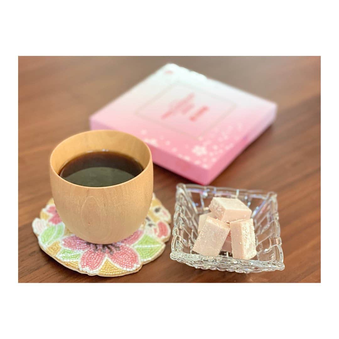 のインスタグラム：「﻿ ﻿ ﻿ ﻿ そろそろ大好きな桜の季節🌸﻿ 暖かい日が増えてきて嬉しいです❤︎﻿ 河津桜はもう咲いているので見に行きたいなあ。﻿ ﻿ ﻿ 昨年の誕生日に頂いた大切な木のコップと﻿ ビーズで出来た桜のコースターでコーヒータイム♡﻿ そしてロイズの生チョコ、桜フロマージュ❤︎﻿ ﻿ ﻿ ﻿ #桜」