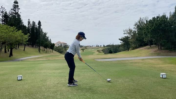 宮里美香のインスタグラム：「*** 2020.2.19 . . ①ドライバーショット ②4Uのコントロールショット . . #golf #drivershot  #スウィング #ゴルフ動画 #ドライバショット #ユーティリティショット #taylormade #bridgestone」