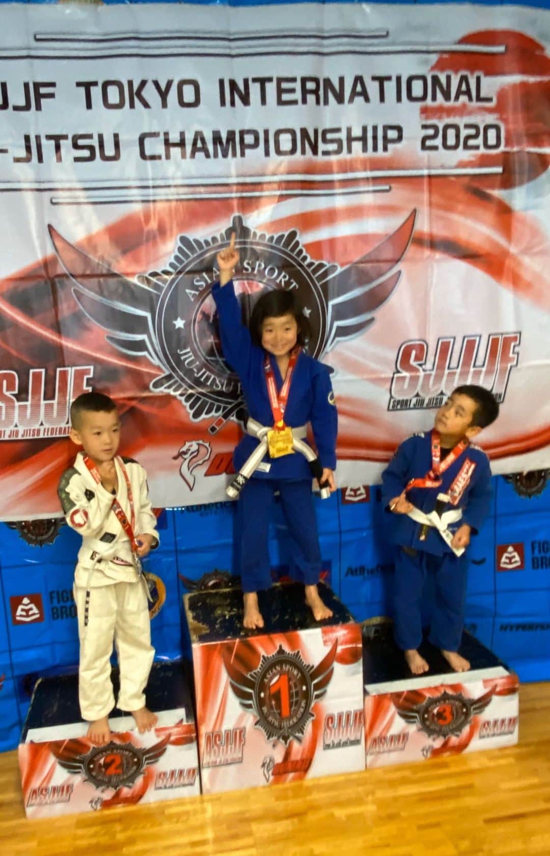 青木大輔のインスタグラム：「23/02/2020 ASJJF TOKYO INTERNATIONAL KIDS JIU-JITSU CHAMPIONSHIP 2020. FINAL!! 2勝しての優勝。前回、全日本の惜敗からの嬉しい優勝でした！相手選手の子達にも感謝🙏🏽」