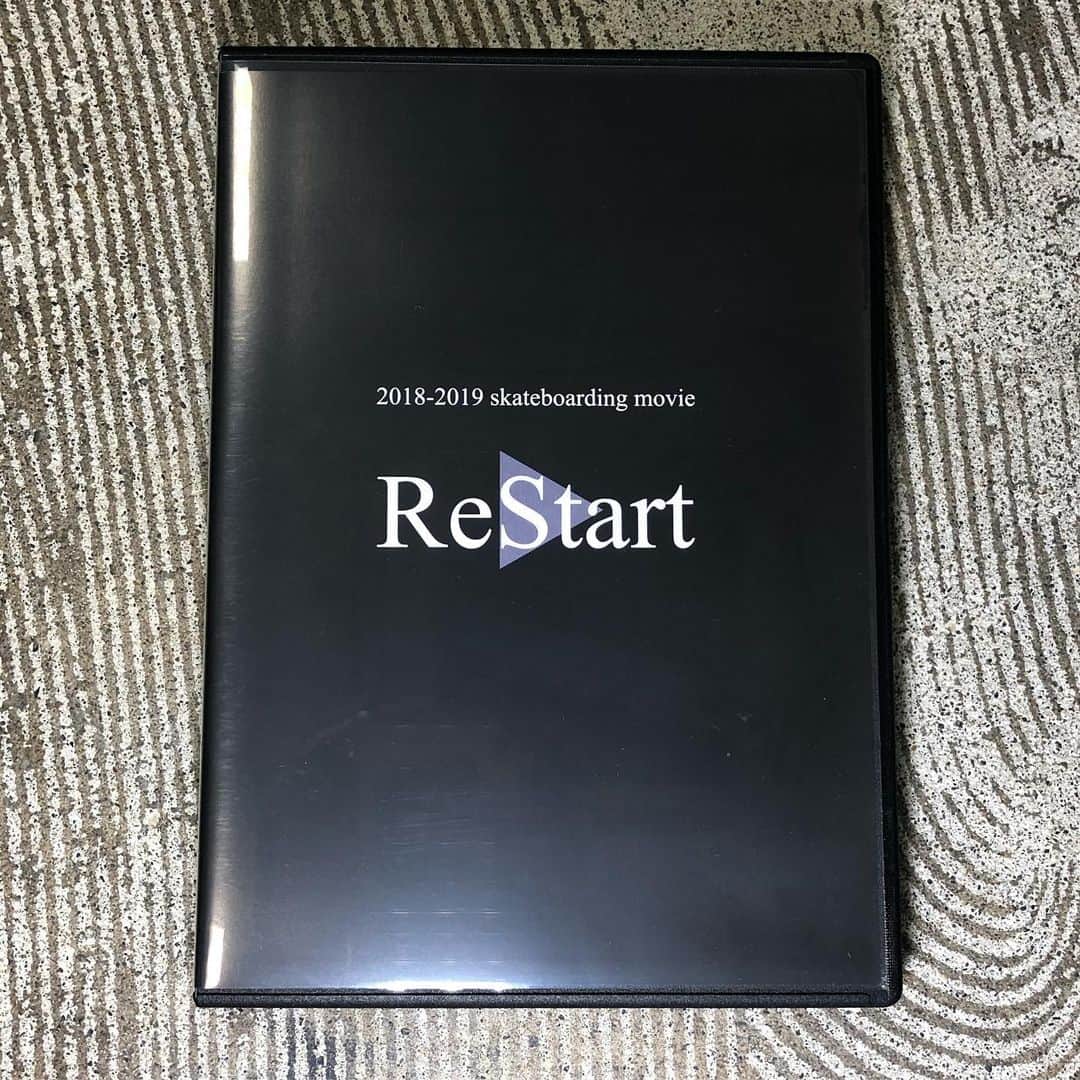 のインスタグラム：「DVD “RE START” が入荷💁🏻‍♂️ 女の子スケーターだけのスケートビデオ、Joy and Sorrow シリーズを3作品制作した村井 祐里 (Yuri Yuri)の新作スケートビデオ❗️ 今回は初の男女ミックスで制作されたストリートスケートビデオ。 スケートボードは自由なのだから女の子だけでビデオを作る事が自由ではないと感じ、今回は老若男女のストリートスケーターで構成されています。 注目は世界で活躍する藤沢 虹々可 のフルパートと海外のプロスケーターも多数出演しています👀 @yuriyuri_desu  #restart #skateboard #skateboarding #skater #カリフォルニアストリート #カリスト #スケートボード #スケボー #スケーター #californiastreet #calst」