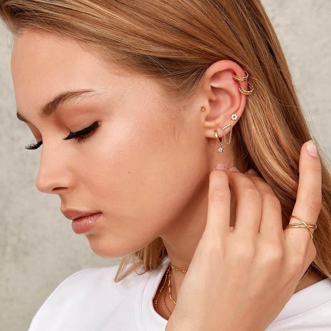 アクセサライズのインスタグラム：「Stack 'em up!  Tap the link in our bio to shop the more is more trend #Accessorize」