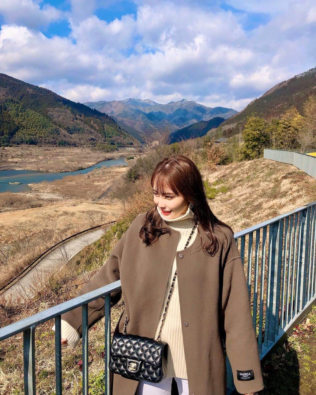 Aoiさんのインスタグラム写真 - (AoiInstagram)「冬の岡山県鏡野町🍑 秋も素敵な場所でしたが、冬の鏡野町も楽しんできました！ 美しいダムを背に記念写真。 次回の投稿からたくさん投稿していきまーす😄 . .  #岡山県#鏡野町#旅行#女子旅#グルメ#岡山グルメ#オススメスポット#レジャー#休日#PR#ひとり旅#デート#tabijyo#tabippo#tabigenic#tabimuse #インスタ映え」2月23日 16時03分 - aoioa