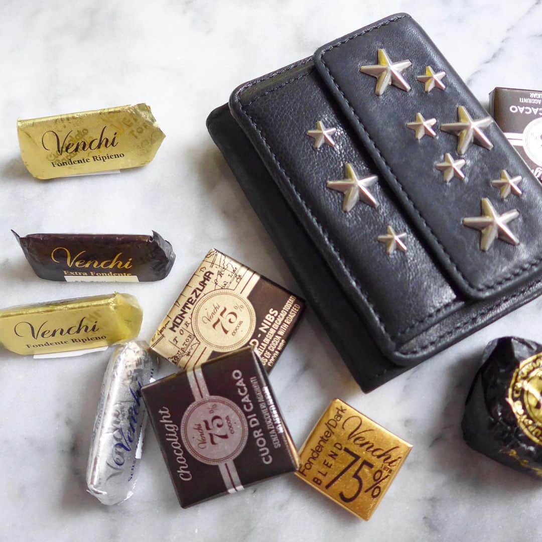 RECLOのインスタグラム：「ジミーチュウのミニ財布👛 ジミーチュウならではの星デザインが可愛いですよね⭐️ #fashion #fashionista #ootd #like4likes #instagood #instalike #instalove #ファッション #お洒落さんと繋がりたい #今日のコーディネート #お買い物 #戦利品 #jimmychoo #ジミーチュウ #ジミーチュウ財布」