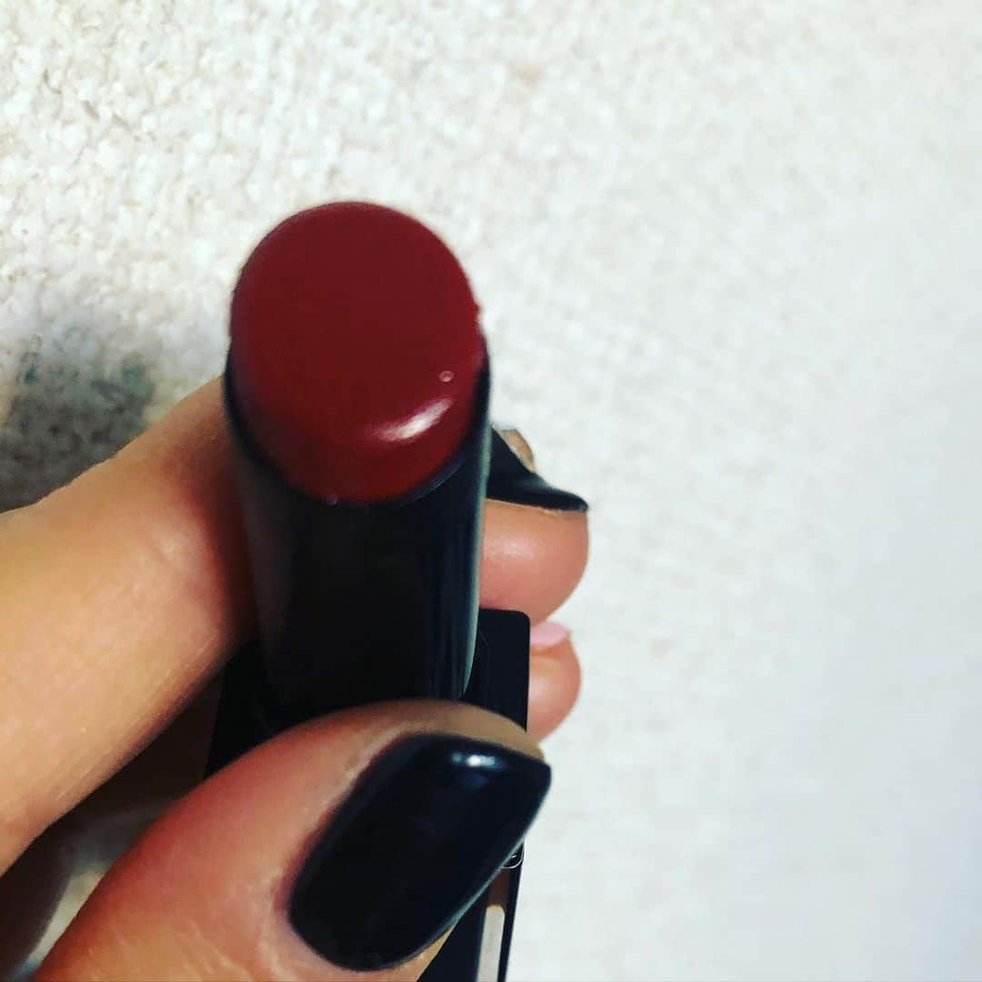 阿部洋子さんのインスタグラム写真 - (阿部洋子Instagram)「💄✨ ブラウンぽいけど赤っぽくもあり、 あたすのくちびるのいろに何となく合う感じ。 指で伸ばして、ハミ出し気味に😝  #newin #お気に入り#lipstick  #shuuemura #rouge #unlimited #br #795」2月23日 16時08分 - hirocoring