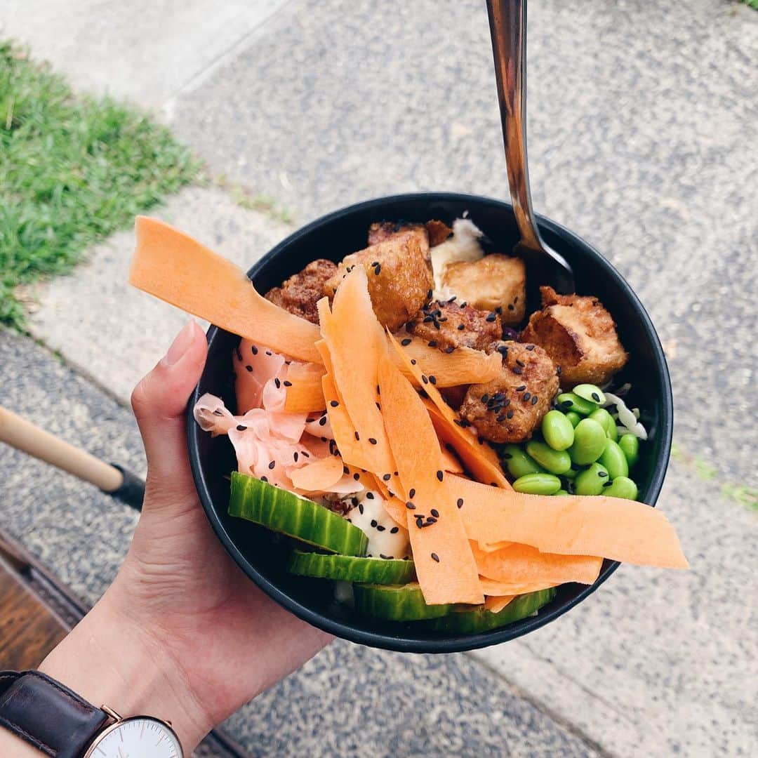 ヴァッツ美良さんのインスタグラム写真 - (ヴァッツ美良Instagram)「バイロンベイのカフェは全部オシャレでご飯もとっても美味しい！ 日本よりも少し値段は高いけど ボリューミーだからお腹いっぱいになる！✨ * どのお店も食材にこだわってて グルテンフリーの物を使用してたり、バイロンベイ採れた野菜を使用してたりオーガニック食材だけだったり！😋 * Genral storeで私が食べたvegan poke bowlも 野菜たっぷりで、野菜の下にはチアシードが沢山入ってて大豆から作られたポキ？が入ってて めちゃくちゃヘルシー！！ 見た目より量も結構あって最後はお腹はちきれそうだった😂笑 味もしっかりしてて美味しかったよ👌 あと店内で流れてる曲がレトロな感じでとってもオシャレだった！😋❤️ * 行きたいお店が多すぎて2週間で周りきれるかな〜😂笑 * * #バイロンベイ#バイロンベイカフェ #バイロンベイランチ#byronbay#オーガニック#グルテンフリー#旅行#一人旅#一人旅女子」2月23日 16時10分 - miravats_06