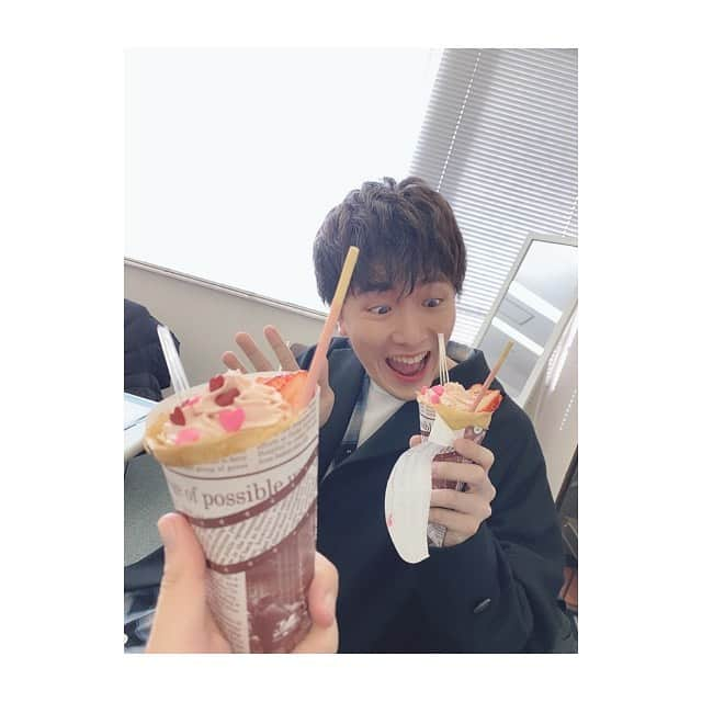 中島ヨシキさんのインスタグラム写真 - (中島ヨシキInstagram)「コラボクレープ食べてる祐ちゃん。美味しいよ。 イルカちゃんと会うの楽しみ〜🐬 このあとです！お楽しみに〜。 #ドリミ #ドリーミング #アイフェス #八景島シーパラダイス #シーパラ #畠中祐」2月23日 16時24分 - yoshiki_n_626