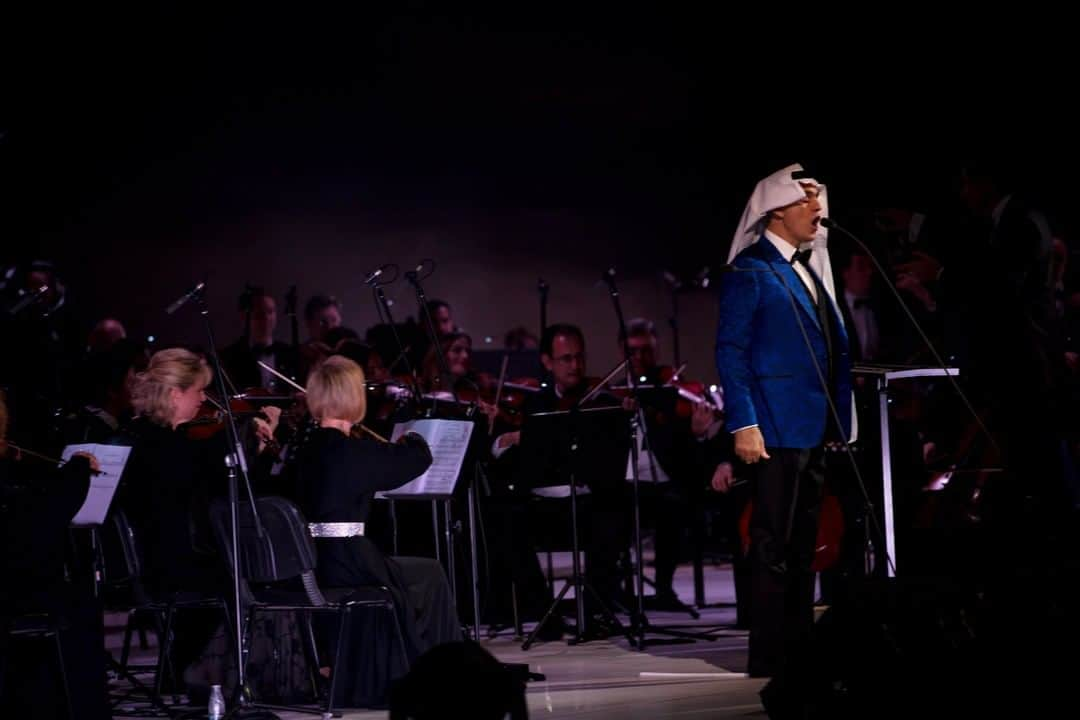 ナショナルジオグラフィックさんのインスタグラム写真 - (ナショナルジオグラフィックInstagram)「Photo by @tasneemalsultan | Andrea Bocelli, wearing Saudi attire, sings at Maraya Concert Hall, in Al Ula, during a tourism festival in Saudi Arabia. Even just a couple years ago, an event like this would not have taken place in such a remote region of the conservative kingdom. #saudiarabia #andreabocelli」2月23日 16時39分 - natgeo