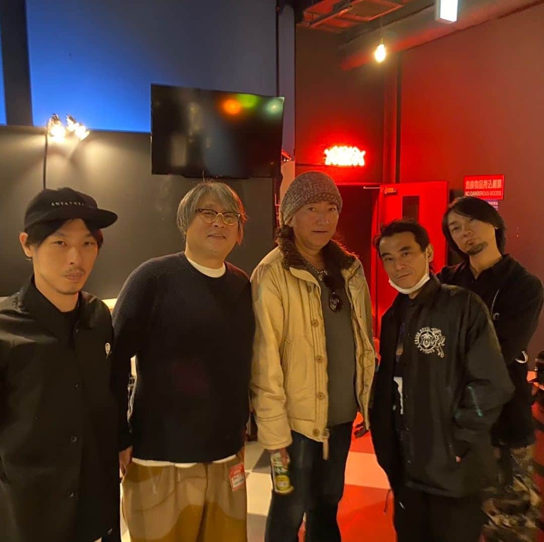 Larry のインスタグラム：「DOOMの皆さんと。 本日DOOMはHOKAGE、GARLICBOYSはANIMA共に心斎橋でございます。 気張ってまいりましょう！ #doom  #garlicboys #hokage #animal」