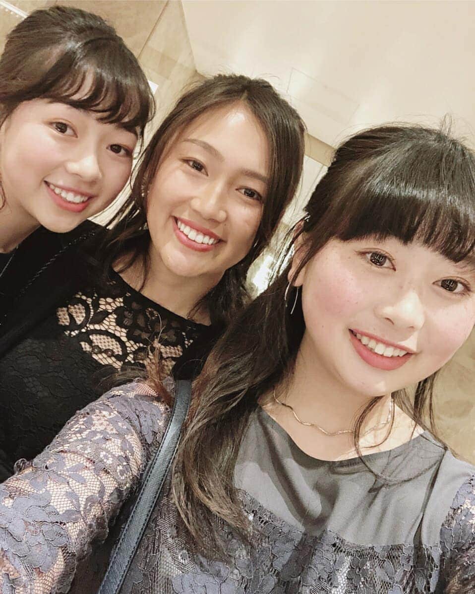 のインスタグラム：「Sisters 🤭💗 #wedding#guest#dressup#family」