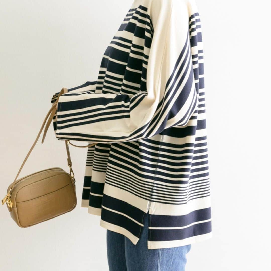 のインスタグラム：「.﻿ 「CURRENTAGE」＝CURRENT + AGE ﻿ ﻿ 世代を超えて今を生きる女性に向けて クラシックな洋服の成り立ちに少しの新しさを加えてモダンな佇まいにしてくれる。﻿ 素材、縫製、シルエットにこだわり、いつかビンテージになるような洋服や 今を生きる女性が着ると心地よくて、自信のもてるような、安心するようなトレンドや時代性を超えた個人的なワードローブの為の服を展開します。﻿ ﻿ #currentage  #urbanresearch﻿」