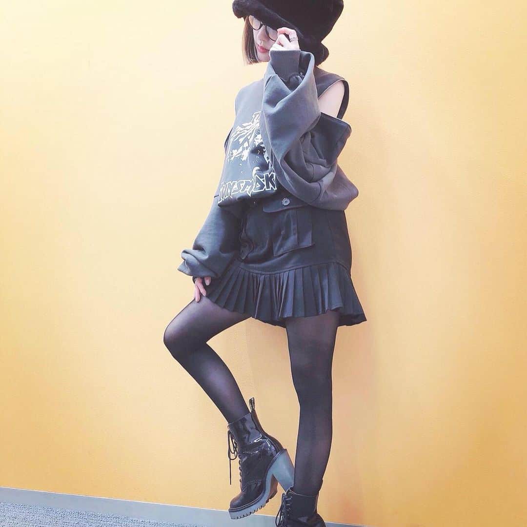 綾野ましろさんのインスタグラム写真 - (綾野ましろInstagram)「一度消しちゃった☺︎ 2/22の私服ちゃん。  #オールブラック #fashion」2月23日 17時08分 - ayanomashiro_official