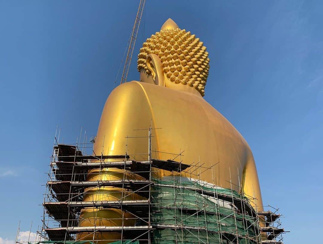 平山美春さんのインスタグラム写真 - (平山美春Instagram)「バンコクで見たかったワットパクナム(wat paknam)も行ってきた🛕 4階建のビルになっていて、ビル全体が仏教の美術館みたいになってて、1フロアごとに趣向の違った豪華さですごく素敵だった💕 タイの寺院は豪華絢爛で、どこを見ても飽きない魅力がある☺️✨ . テラスに出ると、現在建設中の大仏様が…😳国内で一番大きい大仏様になるそう💡タイにある大仏様は国民の税金で建てられるんだって✨国によって税金の使い道が面白い❣️ . #watarun #wataruntemple  #temple #bangkok #thailand #thai #trip #travel  #instatravel #travelgram  #travelporn  #大仏 #ワットアルン #寺院  #バンコク #バンコク旅行 #タイ #タイ旅行」2月23日 17時23分 - miharuhirayama