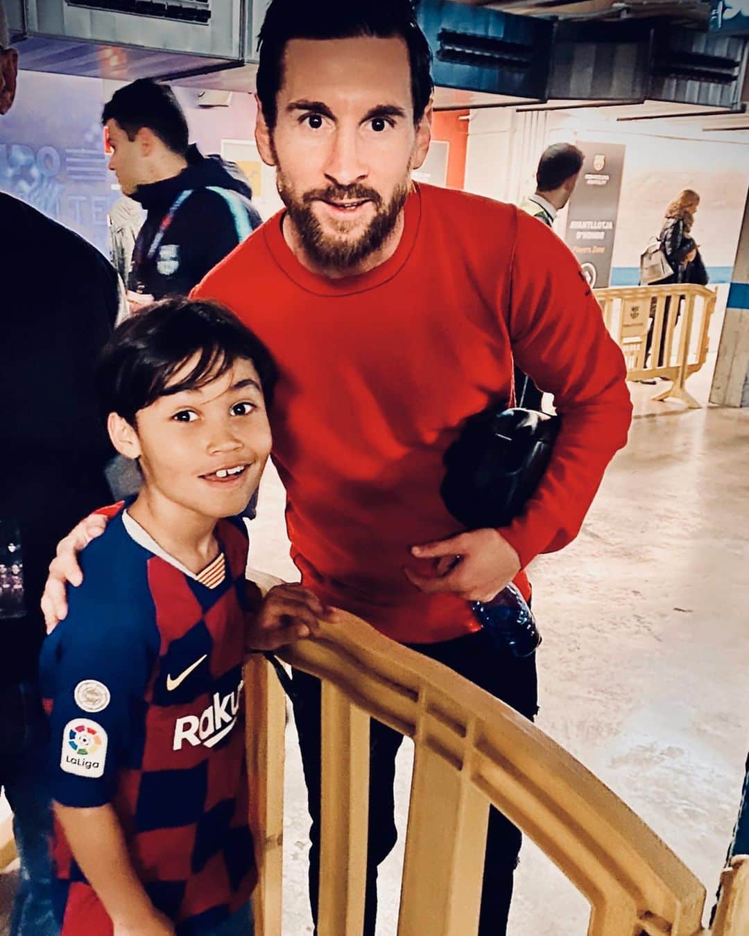 サネリー・ジェームズのインスタグラム：「He couldn’t believe his own eyes. :) Thank you so much for the great hospitality @fcbarcelona @patrickkluivert9 .. His dream became reality.🙏🏾♥️」