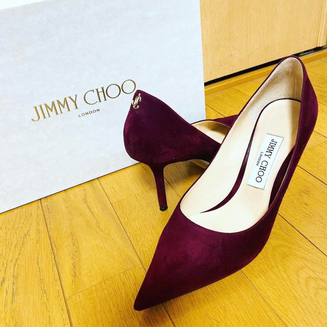 原紀舟のインスタグラム：「JIMMY CHOO . 2020年　 年始めに良いパンプスが 1つ欲しくてやっと😭💗 大切に履こう👠 . .. ... #jimmychoo #パンプス  #ボルドーパンプス #ポインテッドトゥパンプス #jc」