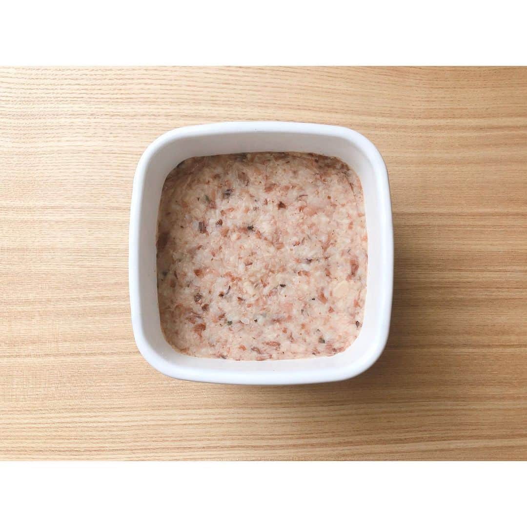 竹中友紀子のインスタグラム：「#発酵生活  那須でお譲りしていただいた赤大豆と生米麹でお味噌を仕込みました。 麹歩合15歩 塩分12.5% 1年かけてじっくり発酵させたいと思います。」