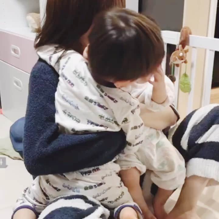 田中涼子のインスタグラム：「動画は友達が録っててくれた朝の戯れ(´∀｀)﻿ 15年後とか見て号泣するんだろうなぁ。﻿ ﻿ ﻿ 可愛い愛しい生後2ヶ月の赤ちゃんが遊びに来てくれました♡﻿ ﻿ ガーゼやタオル、布団やシーツ洗っておいて﻿ 実家に娘が帰ってくるばあばの気持ちになった♪﻿ ﻿ コロンコロン♡で﻿ よく飲んでニコニコほんとによく笑う！﻿ わたしの理想のぷくぷくベビー👶♡﻿ ﻿ 来月もどーぞ、おこしやす〜♪﻿ ﻿ #ママ友になれたね ﻿ #2ヶ月baby ﻿ #11ヶ月baby﻿ #3歳男の子」