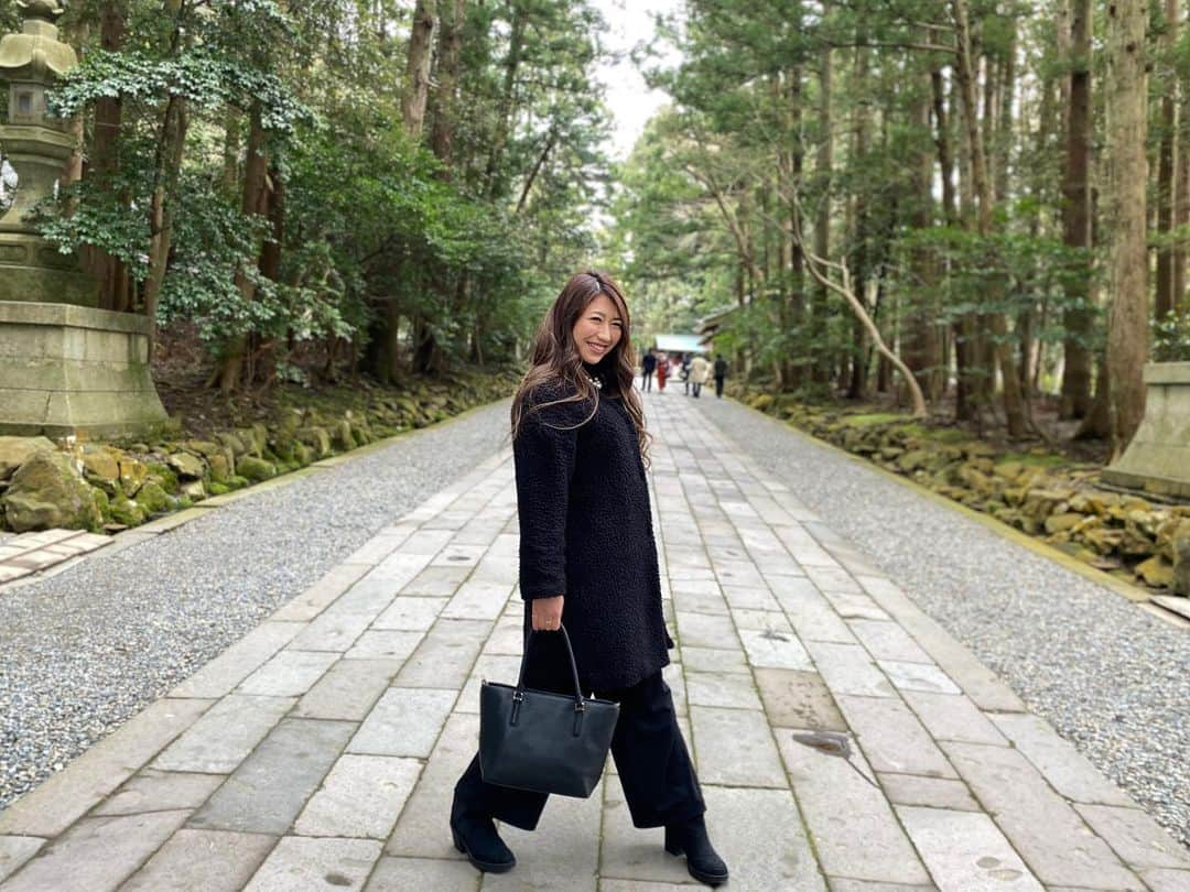 宮川杏奈さんのインスタグラム写真 - (宮川杏奈Instagram)「弥彦神社⛩ 初めて来たーって言ったら ママに子供の頃に来た事あるって言われて ビックリ😳💕 . #女子旅 #海鮮の旅 #海の幸 #海鮮は低糖質 #低糖質の旅 #低糖質旅行 #普通のビール1本飲んじゃったけど #低糖質 #刺身 #蟹 #浜焼き #寺泊 #きんぱちの湯 #温泉 #温泉旅行 #食べ歩き #グルメ女子  #弥彦神社 #神社 #参拝日和」2月23日 17時28分 - an1221na