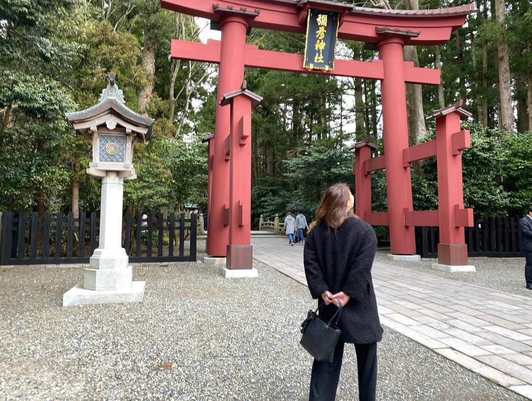 宮川杏奈さんのインスタグラム写真 - (宮川杏奈Instagram)「弥彦神社⛩ 初めて来たーって言ったら ママに子供の頃に来た事あるって言われて ビックリ😳💕 . #女子旅 #海鮮の旅 #海の幸 #海鮮は低糖質 #低糖質の旅 #低糖質旅行 #普通のビール1本飲んじゃったけど #低糖質 #刺身 #蟹 #浜焼き #寺泊 #きんぱちの湯 #温泉 #温泉旅行 #食べ歩き #グルメ女子  #弥彦神社 #神社 #参拝日和」2月23日 17時28分 - an1221na