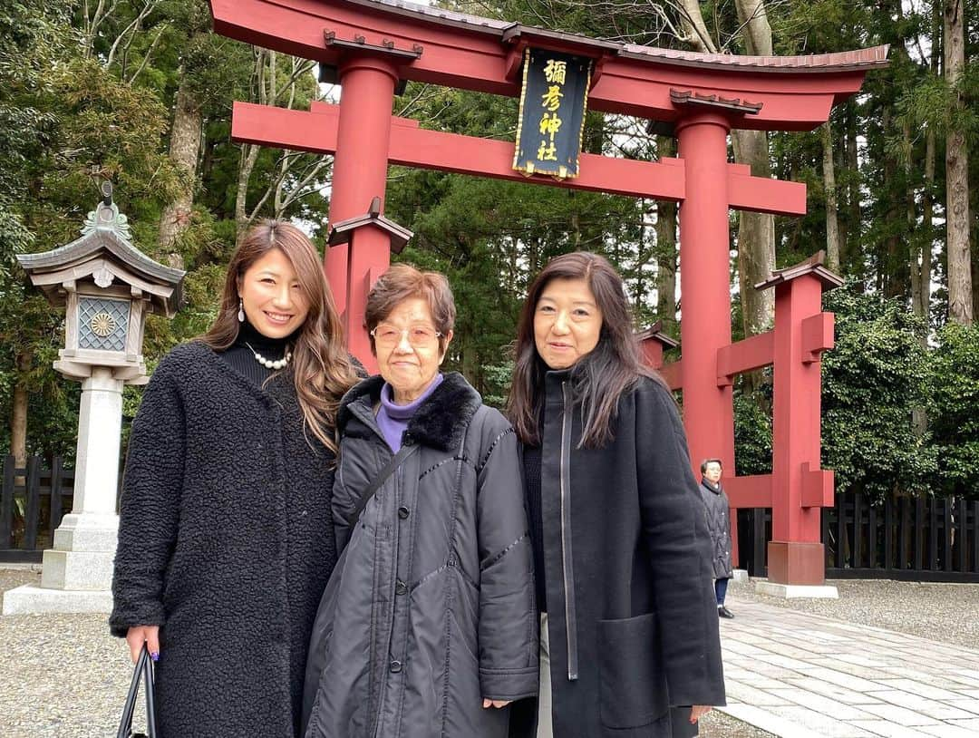 宮川杏奈さんのインスタグラム写真 - (宮川杏奈Instagram)「弥彦神社⛩ 初めて来たーって言ったら ママに子供の頃に来た事あるって言われて ビックリ😳💕 . #女子旅 #海鮮の旅 #海の幸 #海鮮は低糖質 #低糖質の旅 #低糖質旅行 #普通のビール1本飲んじゃったけど #低糖質 #刺身 #蟹 #浜焼き #寺泊 #きんぱちの湯 #温泉 #温泉旅行 #食べ歩き #グルメ女子  #弥彦神社 #神社 #参拝日和」2月23日 17時28分 - an1221na