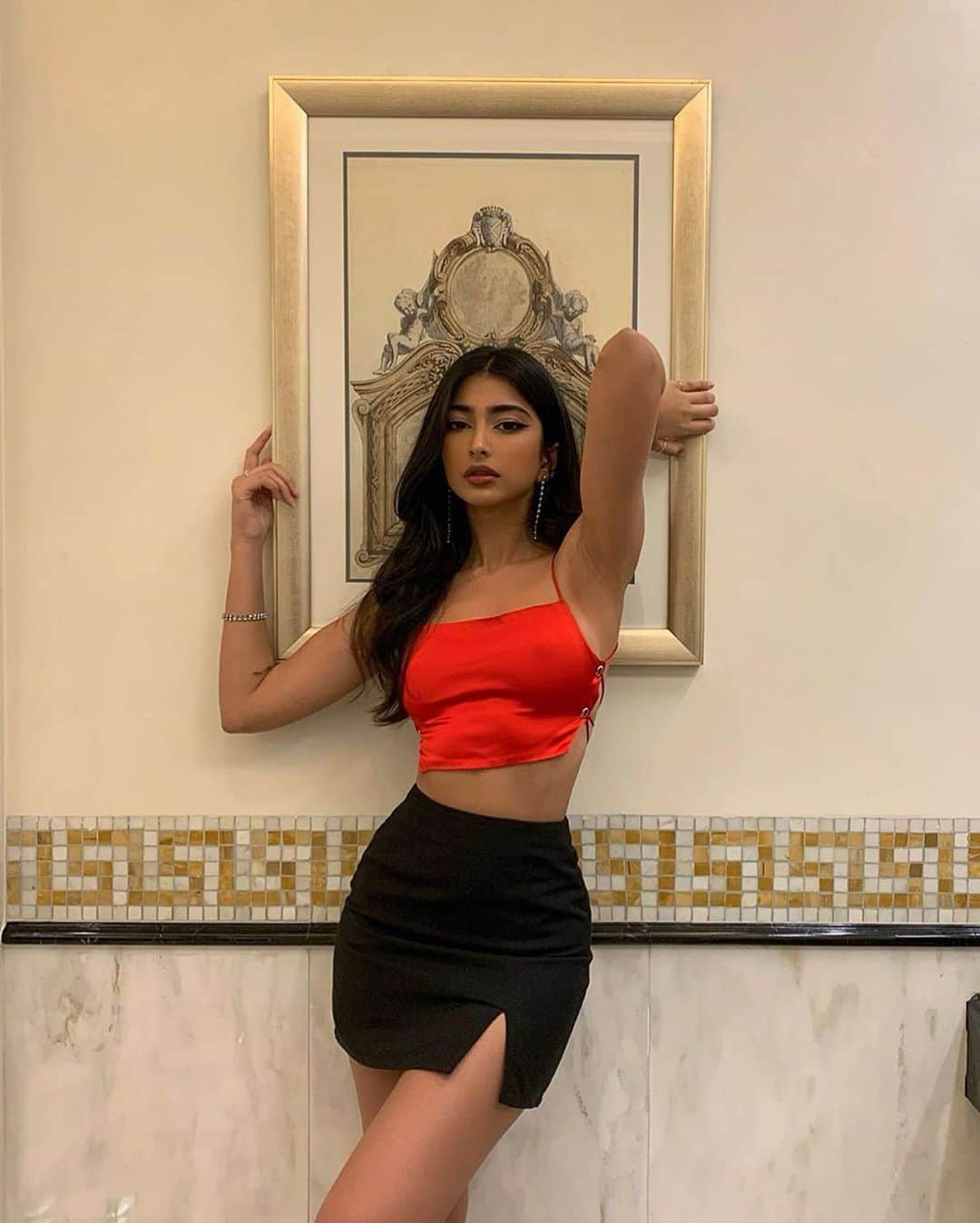 Beginning Boutiqueさんのインスタグラム写真 - (Beginning BoutiqueInstagram)「Turn heads babe 🔥 @i.mrsh looking feisty in our 𝙃𝙚𝙞𝙧 𝙏𝙤𝙥 𝙍𝙚𝙙! This sexy crop pairs perfectly with your fav lil black skirt for a sultry look!」2月23日 17時30分 - beginningboutique