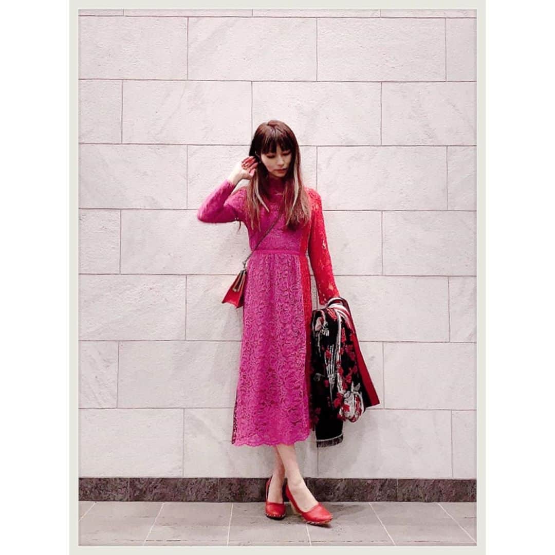 知華さんのインスタグラム写真 - (知華Instagram)「2020.02.23 👗#riekainouegnu 👜#vintage #ニシン 🧣#alexandermcqueen 👠#cry  #着飾る愉しみ #fashion #ootd #pink #pinkfashion」2月23日 17時31分 - tomoca1204