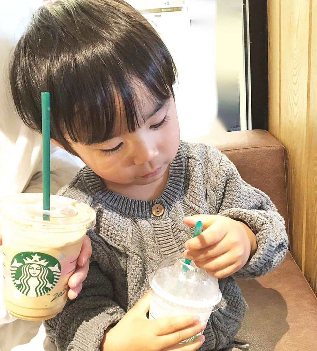 のインスタグラム：「いっぱい遊んで休憩☕︎﻿ #今日は早く寝てゆっくりテセウスの船見させて🥺🧡﻿ ﻿ ﻿ #男の子ママ﻿ #男の子ベビー﻿ #トーマスタウン﻿ #スタバ﻿ #2歳7ヶ月 ﻿ #生後6ヶ月﻿ #関東ママ﻿ #2歳差兄弟」