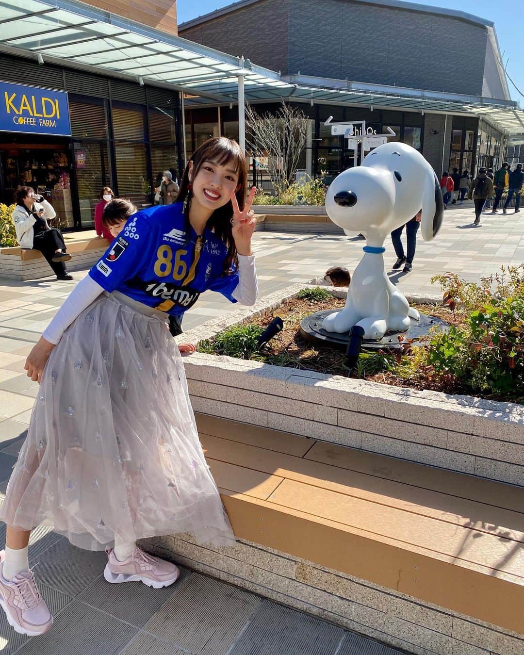 飯窪春菜のインスタグラム：「⚽️👓👀 ・ ・ スポーツとあまり縁のなかった私が、初めてサッカーに触れてきました！⚽️ ・ 町田ゼルビアの応援・インタビューに！ ・ 南町田グランベリーパーク駅から町田GIONスタジアムまで無料の送迎バスも出ています🚍 スヌーピーがいっぱいでした🌸 ・ 今日の開幕戦取材の模様の一部は3/6に #AbemaTV で配信されます⭐️ FC町田ゼルビアをつくろう〜ゼルつく〜#11  3/6 23:00から放送 です☺️🌸 ・ ゼルガチャしたら背番号２２番、小田選手のキーホルダーが当たりましたあ〜👏🏻 小田選手との記念写真も載せますね😊 ・ ・ ・ #町田ゼルビア  #ゼルつく  #zelvia  https://gxyt4.app.goo.gl/8V85J  #はるなの毎日  #飯窪ってる」
