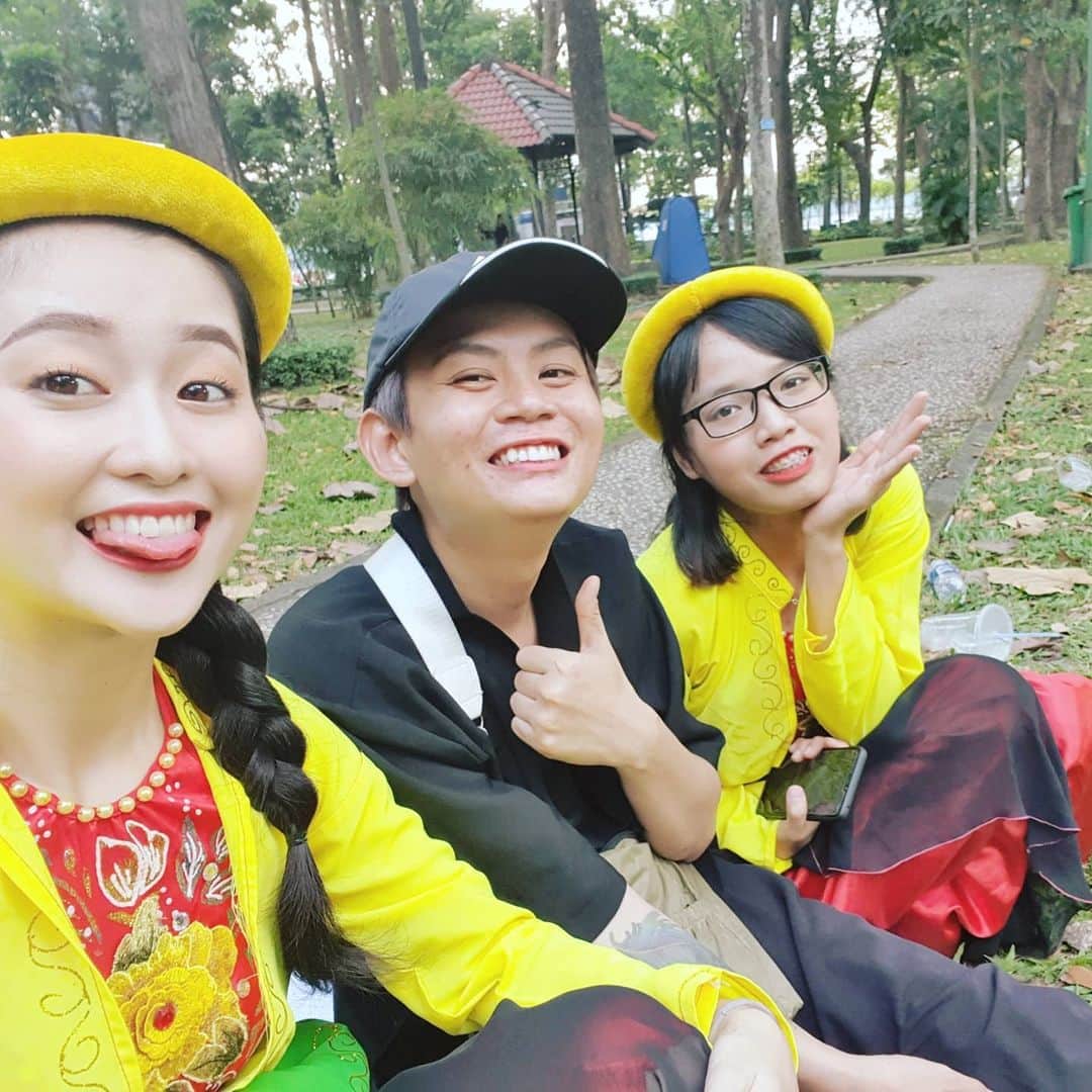 Akariのインスタグラム：「Again! I did it, we did it! 🥳 The next big challenge: acting in Vietnamese 💪🔥🥰 It was such a tough challenge because all the main actors and actresses were foreigners😂  And, I don't know if I did well or not...🥺 but you know what?  I really liked acting😂💕 Actually yes, learning foreign language is already like acting🤔 so we are all professional actors 😎hahaha . . . Just in one day, I got 3 different husband, I've got killed, I was a lazy mean girl 😂  #vietnamese #acting #saigon #doublewish  #tấmcám」