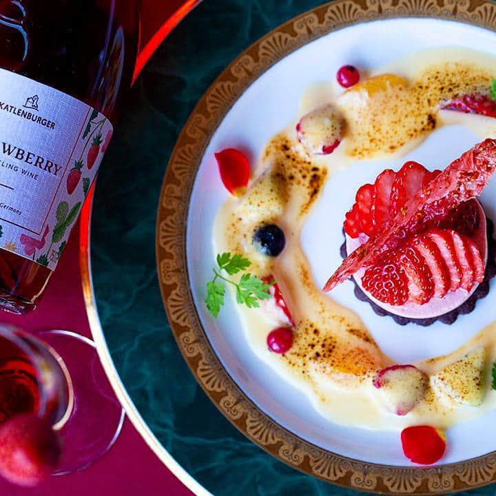 ホテルモントレグループのインスタグラム：「季節を感じるフルコース。ストロベリースパークリング＆苺のデザートもついた限定コース、春を呼ぶ一皿をお愉しみください！ . Enjoy the seasonal menu! A strawberry sparkling & strawberry dessert only at this time. Don't miss it! . #hotelmontereyyokohama #hotelmonterey #hotelrestaurant #restaurantescale #strawberry #springmenu #frenchdinner #frenchrestaurant #yokohama #ホテルモントレ横浜 #ホテルモントレ #横浜 #レストランエスカーレ #フレンチレストラン #ストロベリー #ホテルディナー #女子会 #女子会ディナー #ディナーデート #いちご #山下公園 #海の見えるレストラン #オーシャンビュー」