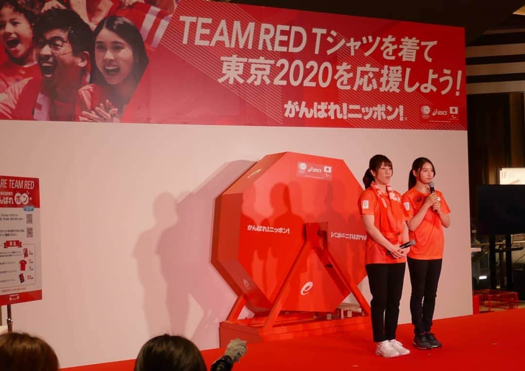 土屋太鳳さんのインスタグラム写真 - (土屋太鳳Instagram)「#東京 2020  オリンピック・パラリンピック競技大会 #日本代表選手団オフィシャルスポーツウェア PRイベント』 が行われたステージの写真😊✨✨ 「 #がんばれポン 」がどれだけ大きいか 分かっていただけると思います💡 . そしてもうひとつ、お会いするたび驚くのが 吉田沙保里 さん、小柄なかたなのです…😳✨✨ 私と身長もそんなに変わらない… 隣に並ぶと目線の位置もそんなに変わらなくて 本当に優しくニコニコしてくださるので、 このかたのどこから、あの素晴らしいパワーが 生まれてくるのか、そして たくさんの人の夢を実現してきたのか、と思うと 本当に凄いかただなと あらためて驚きますし、 そのぶん本当に大変な努力をされて、 力を出し尽くしてこられてるんだろうな、と 心から尊敬します🙏✨✨✨✨✨ . そんな方々と一緒にスタートした TEAM RED、 たくさんのかたに 参加していただけたら嬉しいです🔥🔥🔥」2月23日 17時44分 - taotsuchiya_official