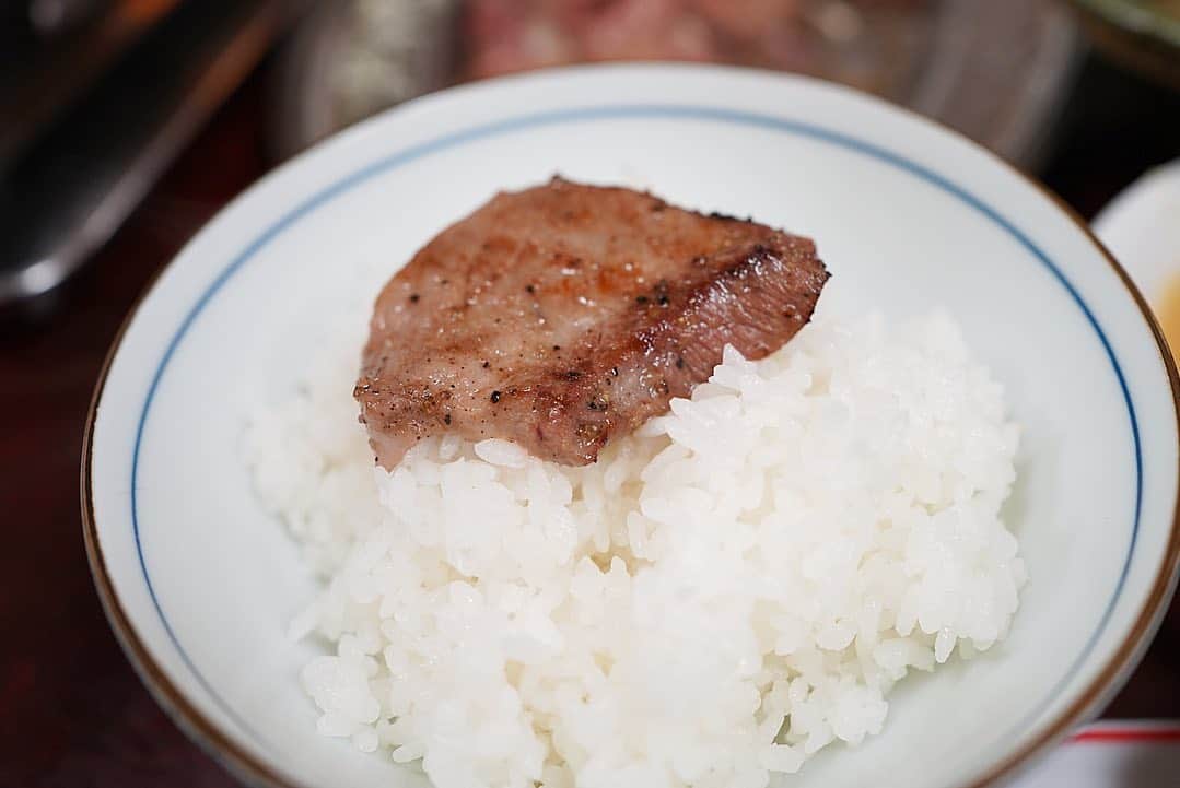 ロシアン佐藤さんのインスタグラム写真 - (ロシアン佐藤Instagram)「銀座の焼肉屋さん！東京園さん！もくもく系で、下町っぽい焼肉屋さんながら、 お肉美味しい😍  名物のロースがとろとろ柔らか。 ご飯にも合う🥺❤️❤️❤️ キムチも美味しかったな👼❤️ #東京園 #焼肉 #銀座焼肉 #煙 #ロース #のみたいロース #歯がほぼいらんロース」2月23日 17時48分 - i_am_hito.chin