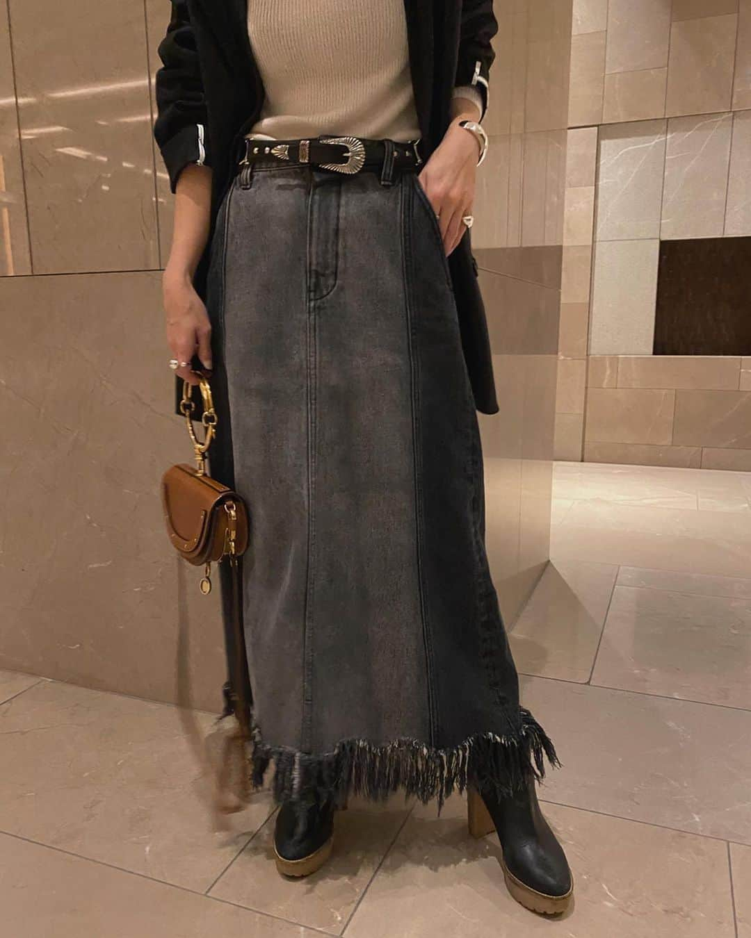 黒石奈央子さんのインスタグラム写真 - (黒石奈央子Instagram)「京都ふく。 . . . . RAGGED DENIM SK ¥16000＋tax . 濃淡のブラックデニムをはぎ合わせたフリンジデニム .  @ameri_shinjuku @amerivintage @ameri_daikanyama @ameri.shinsaibashi #ameri#amerivintage #fashion #vintagefashion #coordinate#ootd#outfit#osanposnap #705_outfit #大人ファッション #大人コーディネート #大人スタイル #modestyle #modefashion#modecasual」2月23日 17時48分 - blackstone705