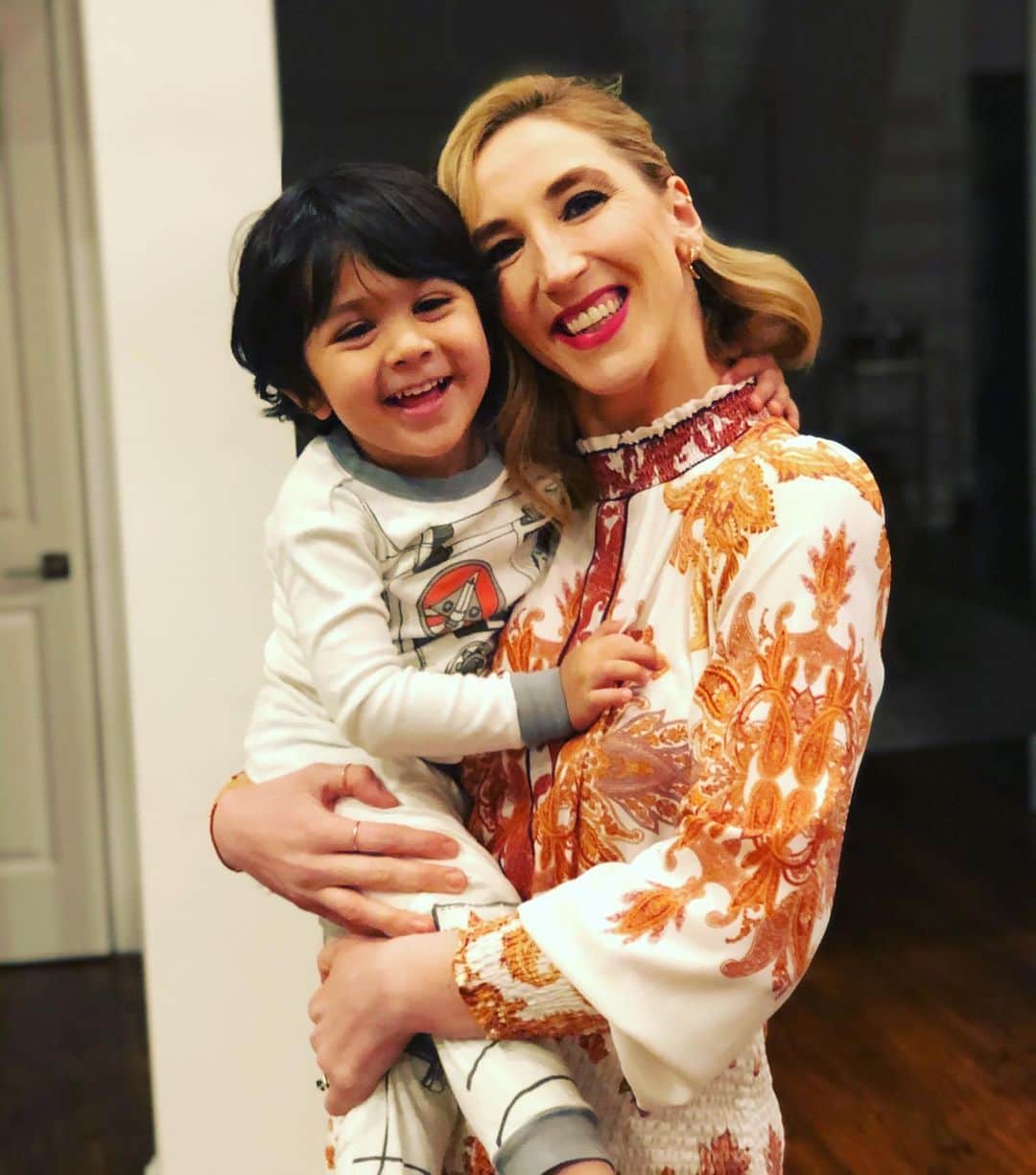 シネイド・ケアーのインスタグラム：「Big time nephew love❤️🥰 He is also now officially my stylist.....😎💁🏼‍♀️」