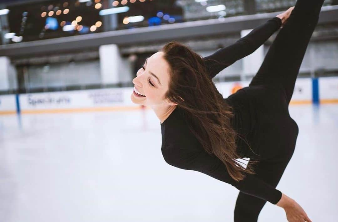 メリル・デイヴィスのインスタグラム：「Back on the ice this week as we begin preparations for the 2020 @starsonice spring tours! 🇯🇵🇺🇸🇨🇦⛸✨」