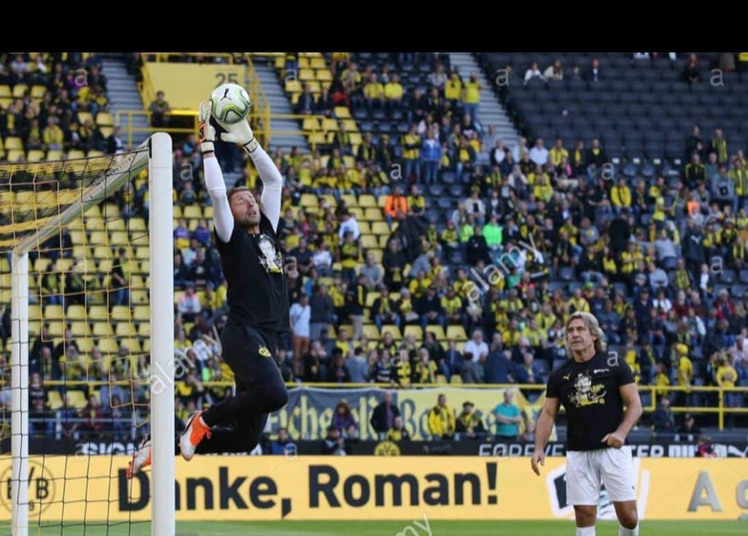 ローマン・ヴァイデンフェラーさんのインスタグラム写真 - (ローマン・ヴァイデンフェラーInstagram)「Ich kann mir den @1fckaiserslautern1900 ohne Gerry Ehrmann nicht wirklich vorstellen. Gerry hat nicht nur als Spieler, sondern auch als Torwarttrainer den Traditionsverein in 36 Jahren geprägt. Er hat große Erfolge mit dem #FCK gefeiert und ist in der jetzigen schwierige Phase den Roten Teufeln treu geblieben. Mit Gerry verliert der FCK eine Identifikationsfigur, der immer alles für den sportlichen Erfolg des Vereins gegeben hat und stets ein offenes Ohr für jeden Spieler hatte. „Sieger zweifeln nicht, Zweifler siegen nicht.“ Danke für Deine Unterstützung, mit Dir habe ich als 16-Jähriger den Grundstein meiner Karriere erarbeitet. #1fckaiserslautern #fck #betze #westkurve #trainer #legende #tradition #meinungsstark #authentisch #kaiserslautern  @1fckaiserslautern1900」2月24日 4時44分 - romanweidenfeller