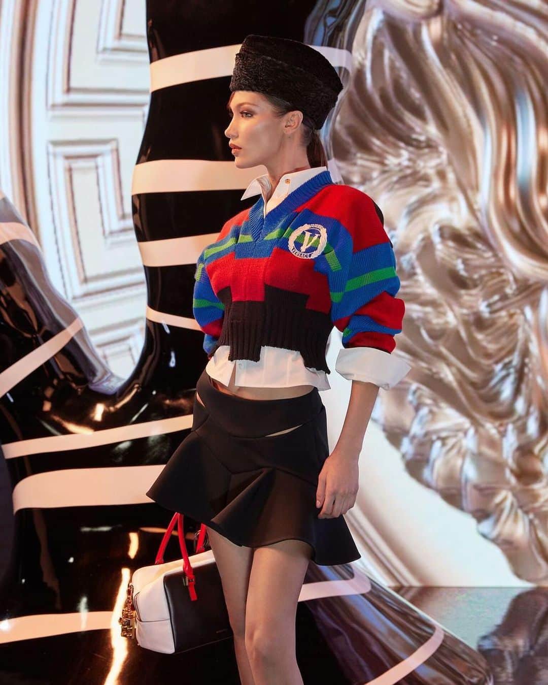 ベラ・ハディッドさんのインスタグラム写真 - (ベラ・ハディッドInstagram)「Versace Class Prezzzz 🖤 By @gregswalesart 🖤🖤🖤 @VERSACE」2月24日 3時17分 - bellahadid